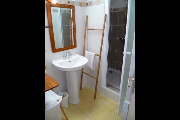 Gîte de Kerguinou, St-Pabu, Terre & Mer - salle d'eau avec grande cabine de douche