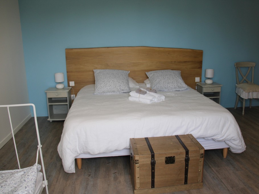 Chambre Clémence Lit double option possible pour cette chambre au gite entre terres et vignes à Châtillon sur Morin