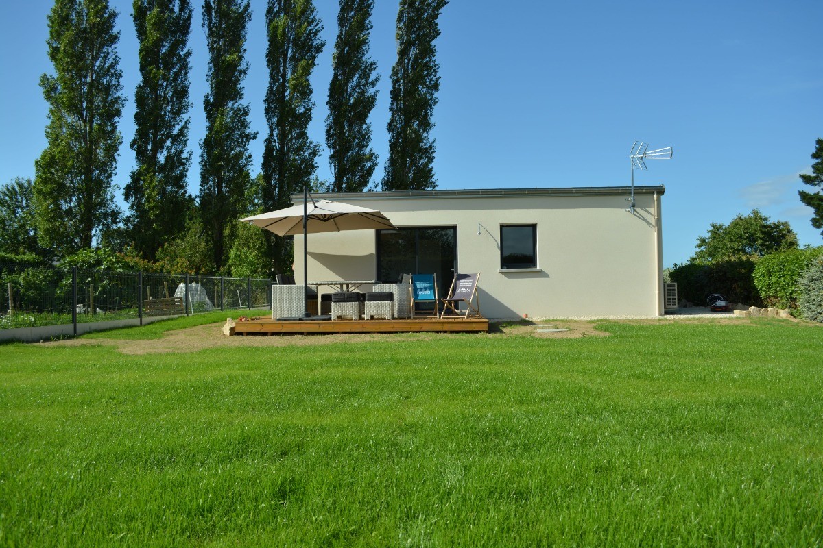 le Mascaret, location 4 pers, Saint Lormel, Rousseau, vue extérieure côté terrasse et jardin