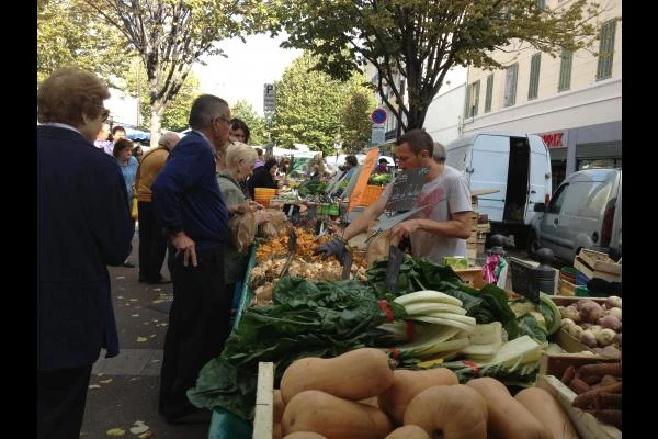 le marché tous les jours sur le Prado sous les tilleuls audorants