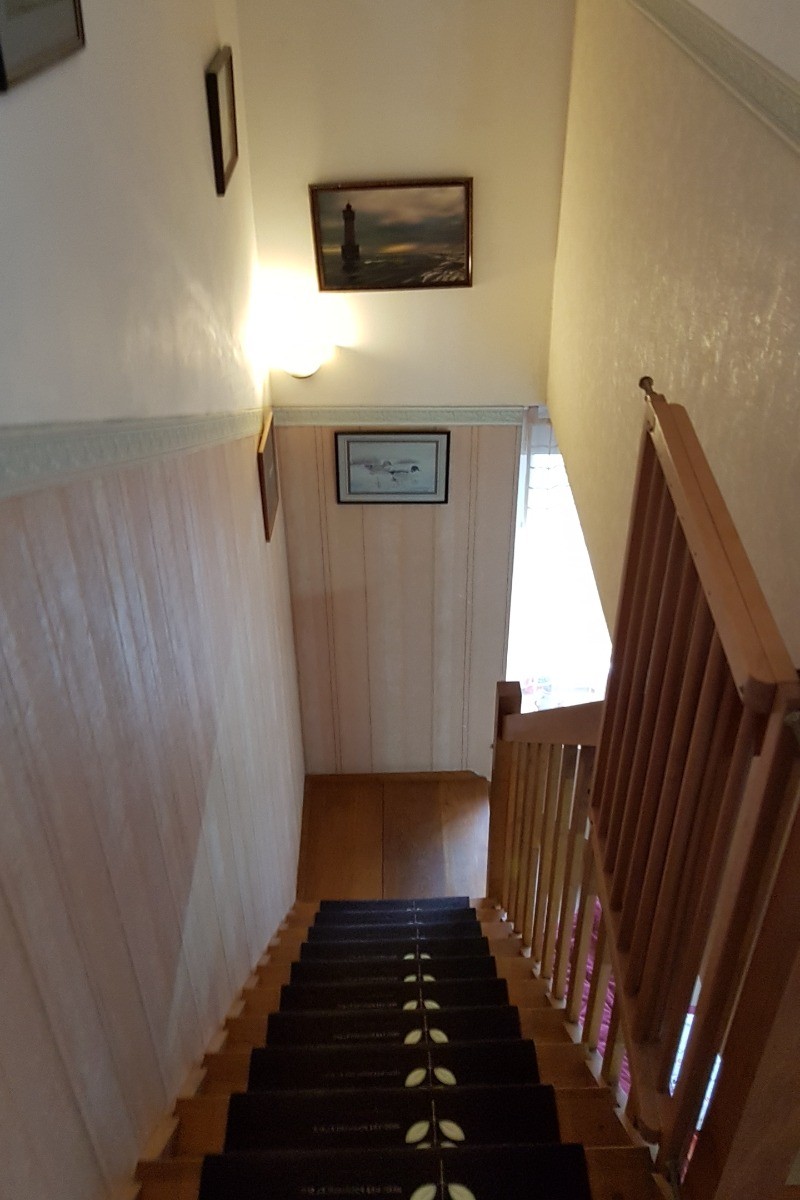 Escalier avec barrière bébé anti-chute.