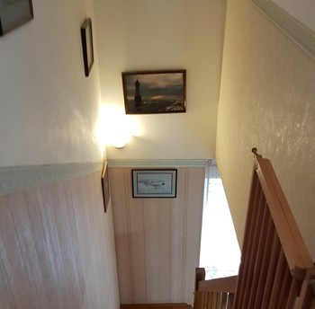 Escalier avec barrière bébé anti-chute.