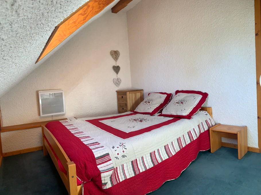 Chambre 2 indépendante à l’étage. Lit 140 X 190