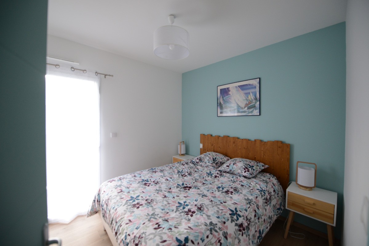 Chambre 1 avec lit 160 et salle d'eau privative - Maison de plain-pied équipée PMR - Location de vacances - Ploudalmézeau - Maison Roscaroc Aubertin