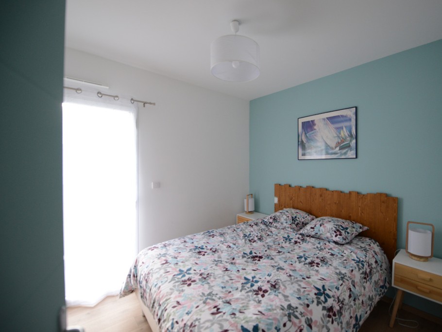 Chambre 1 avec lit 160 et salle d'eau privative - Maison de plain-pied équipée PMR - Location de vacances - Ploudalmézeau - Maison Roscaroc Aubertin