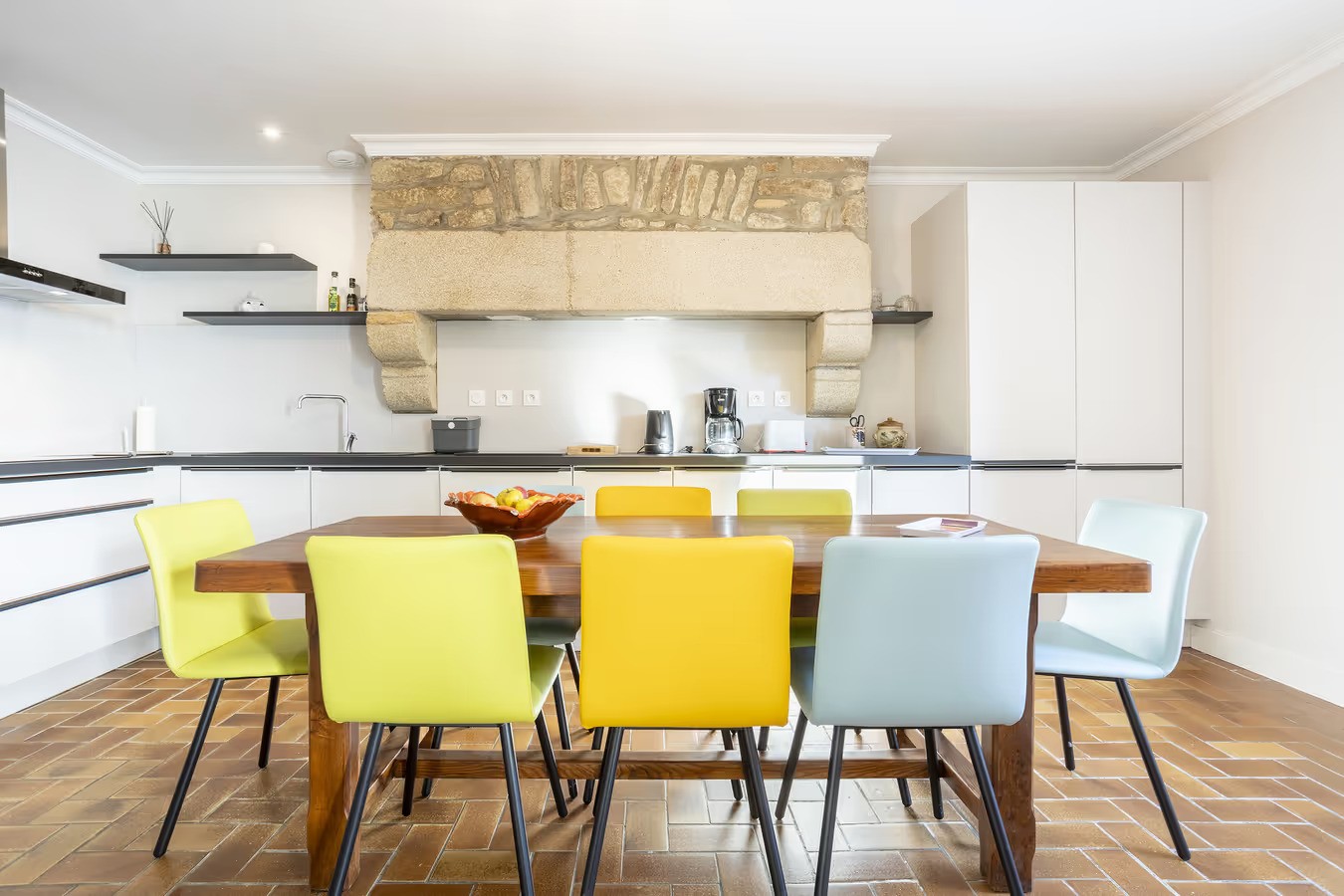 Espace cusine avec une 2ème table repas