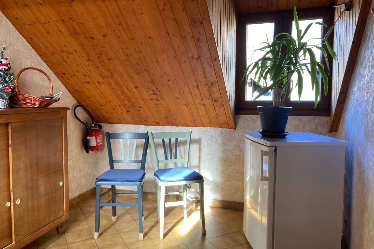 Un petit hall pour se décharger avant l'accès au logement fermé.