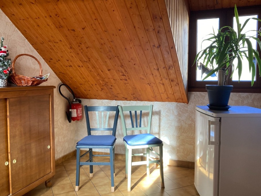 Un petit hall pour se décharger avant l'accès au logement fermé.