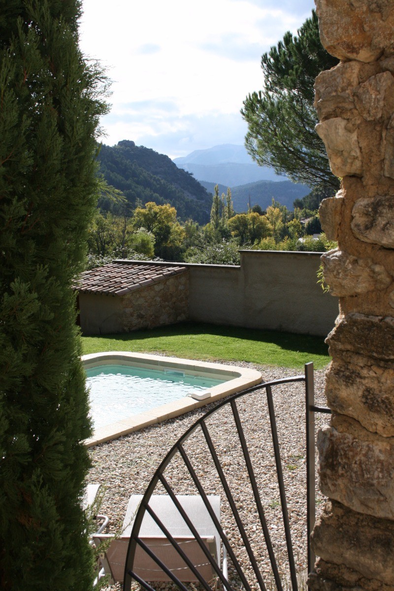 De la piscine privée, vue sur le Mont-Ventoux