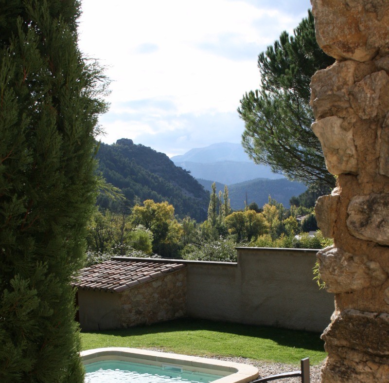 De la piscine privée, vue sur le Mont-Ventoux
