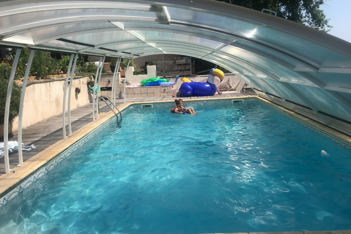 La piscine mesure 5m par 10m. La profondeur varie de 1m à 1,50m.