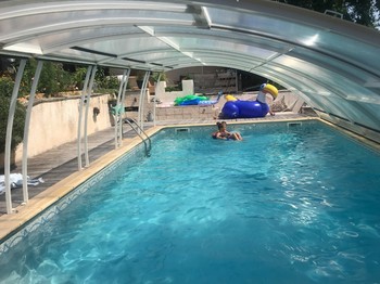 La piscine mesure 5m par 10m. La profondeur varie de 1m à 1,50m.