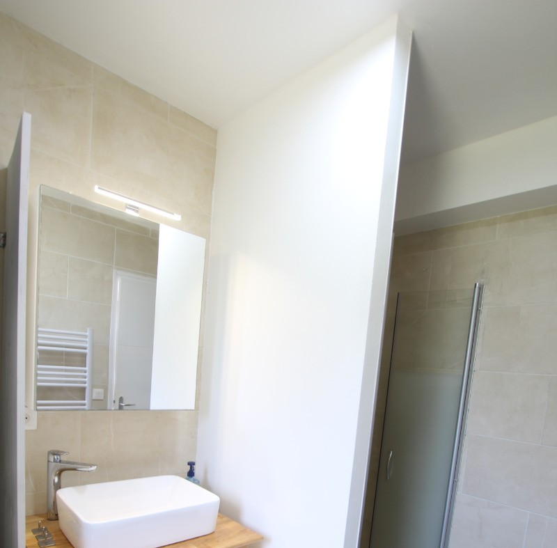Salle d'eau (WC / Lavabo / Douche) au RDC