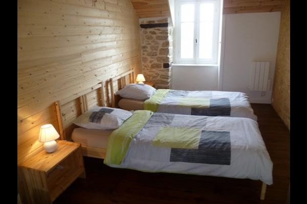 Chambre avec deux lits simples