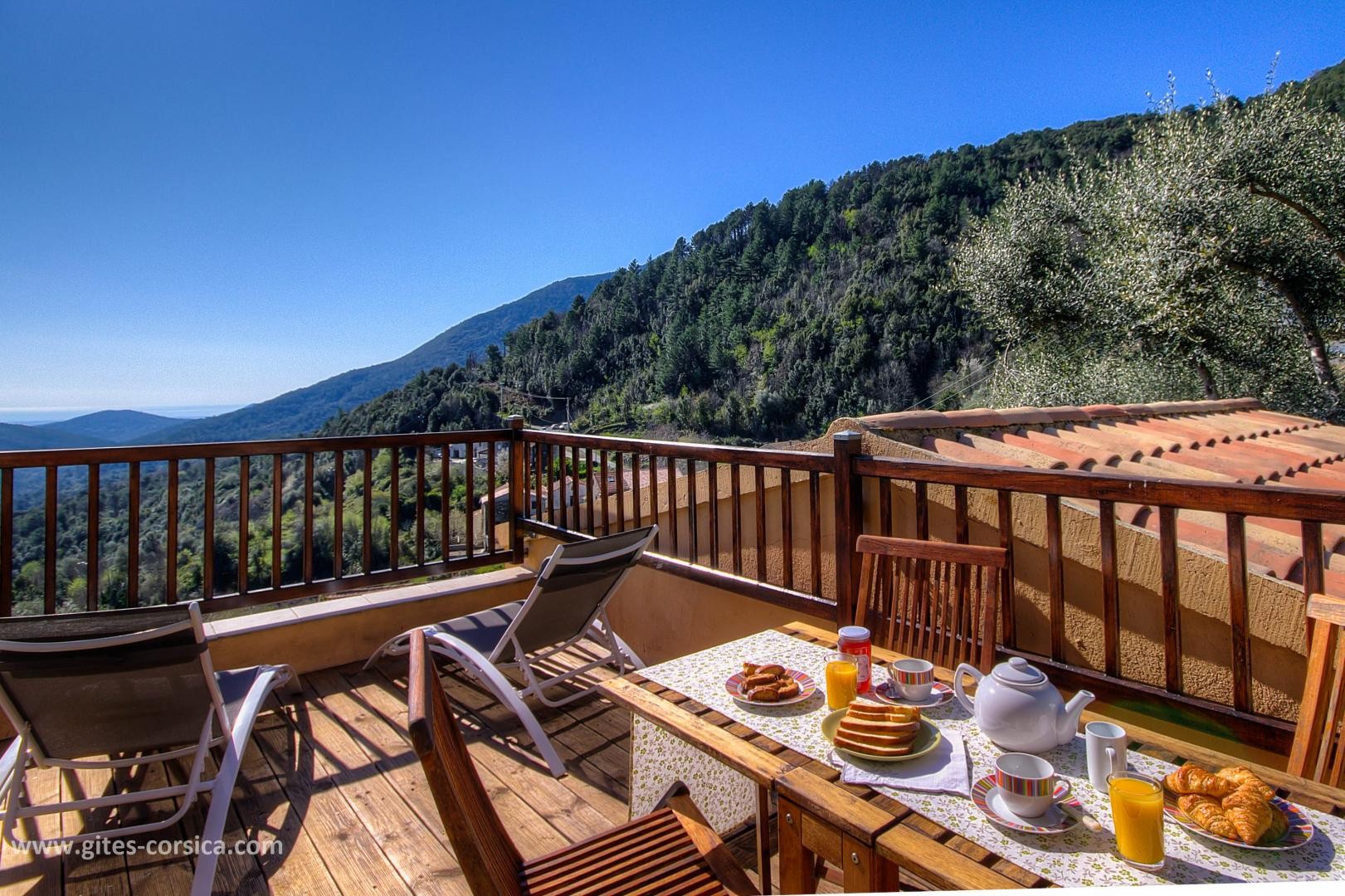 Terrasse vue vallée et mer