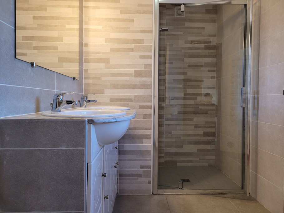 Le Grand location de vacances, Pléhedel, Salle d'eau avec douche italienne et lavabo