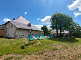 Jardin clos avec transats près du lac de Lastioulles