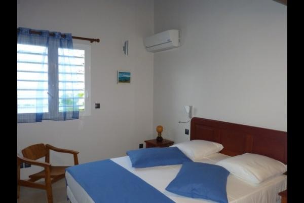 Chambre 2 rez de chaussé climatisée + moustiquaires aux fenetres