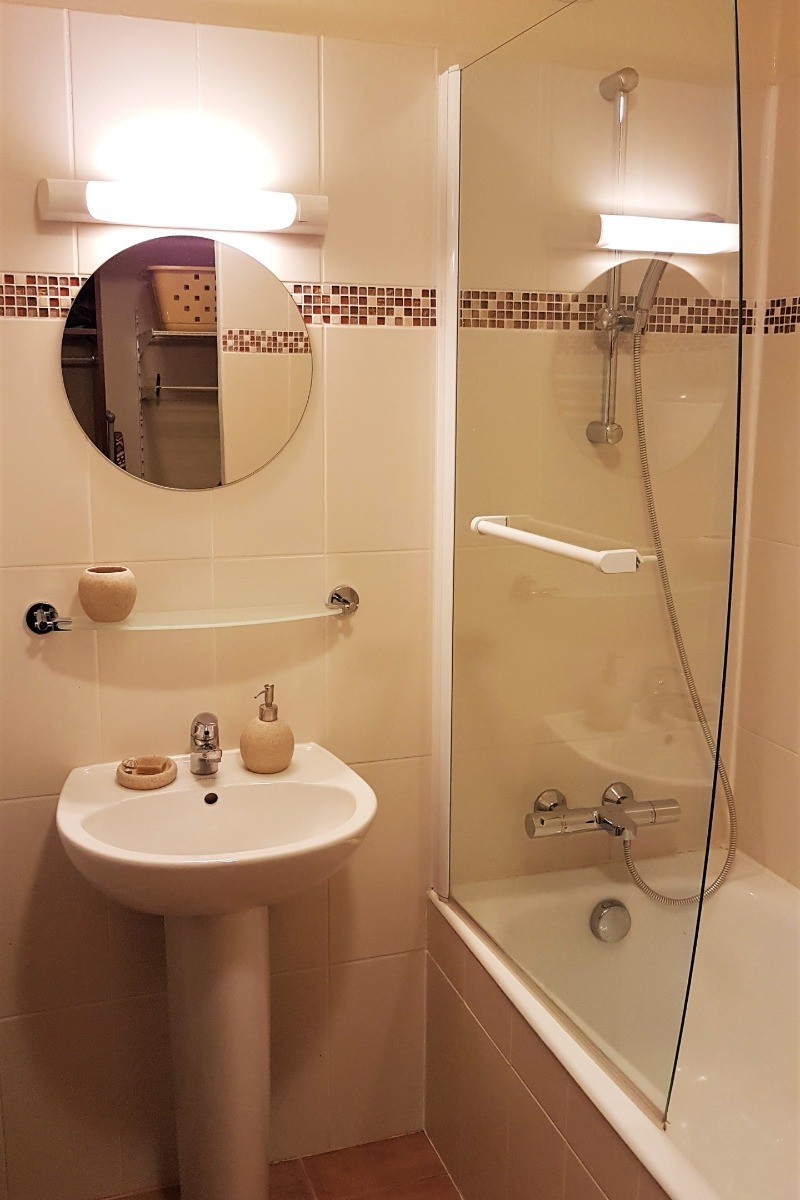 Salle de bain au RDC avec baignoire et WC.