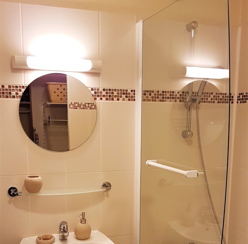 Salle de bain au RDC avec baignoire et WC.