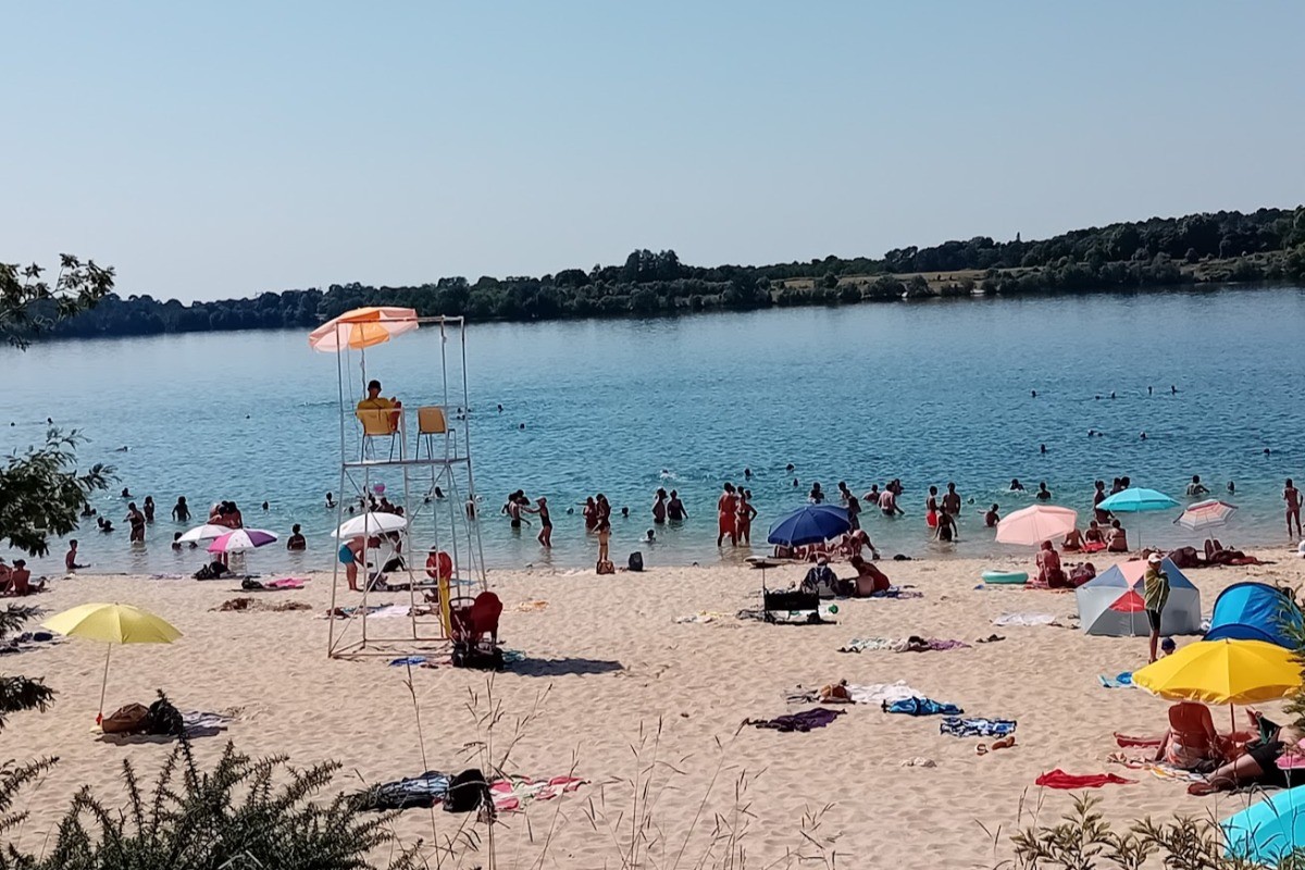 la plage surveillée du lac d'Arjuzanx