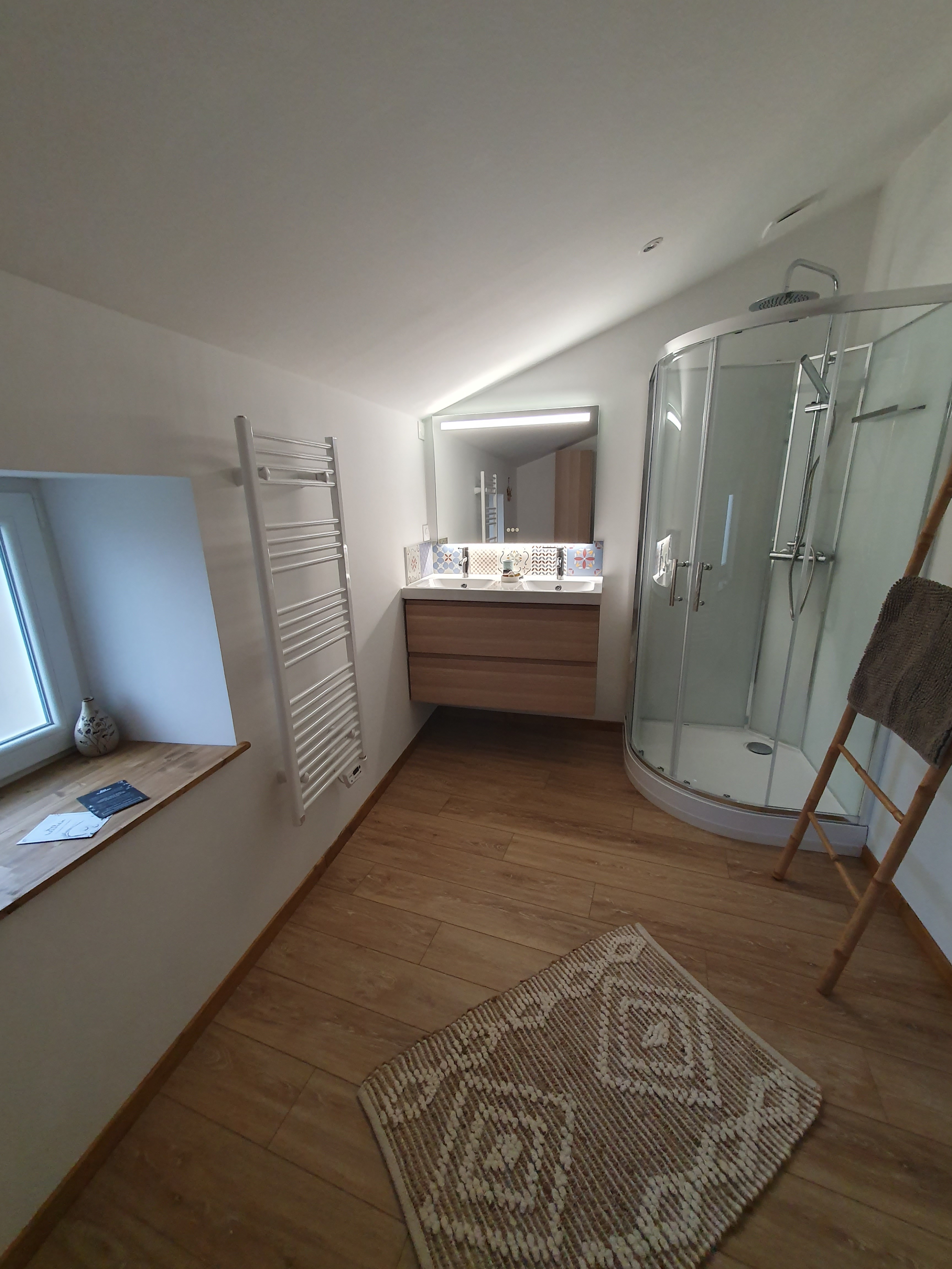 Shower room adjoining bedrooms - Gite les bords de l'Amezule, gite Bergamotte