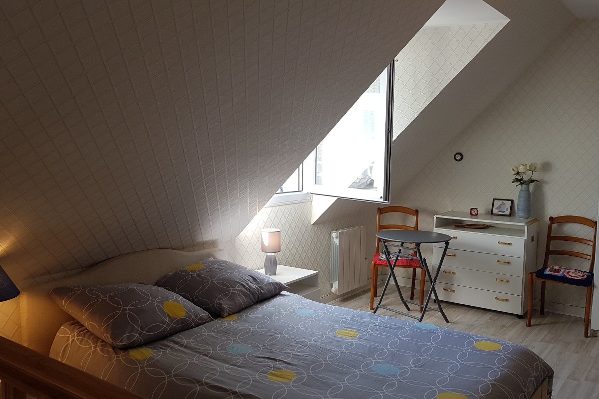 La chambre à l'étage en mezzanine avec lit de 140cm et 2 lits superposés de 90cm