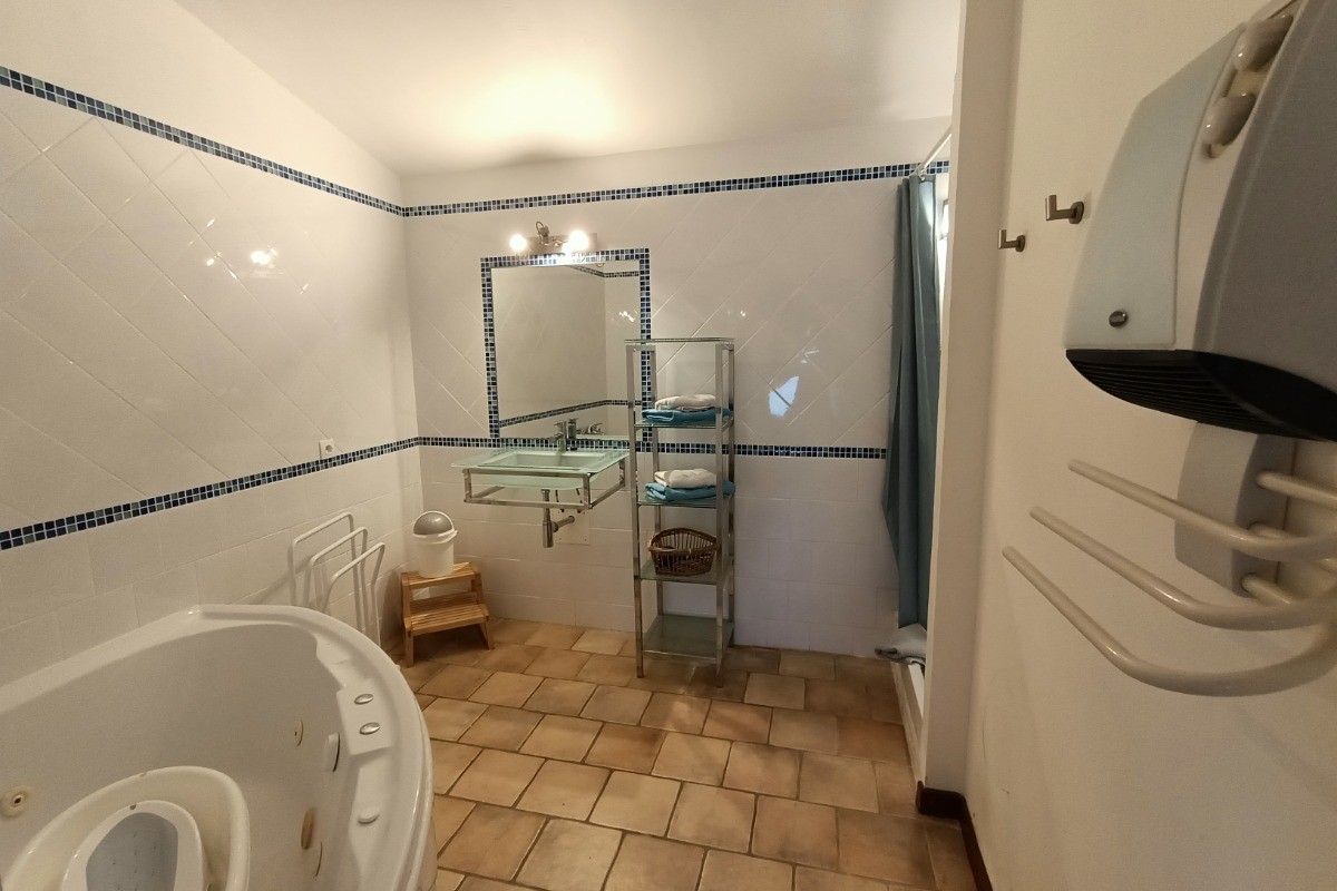 La salle de bain de la chambre parentale