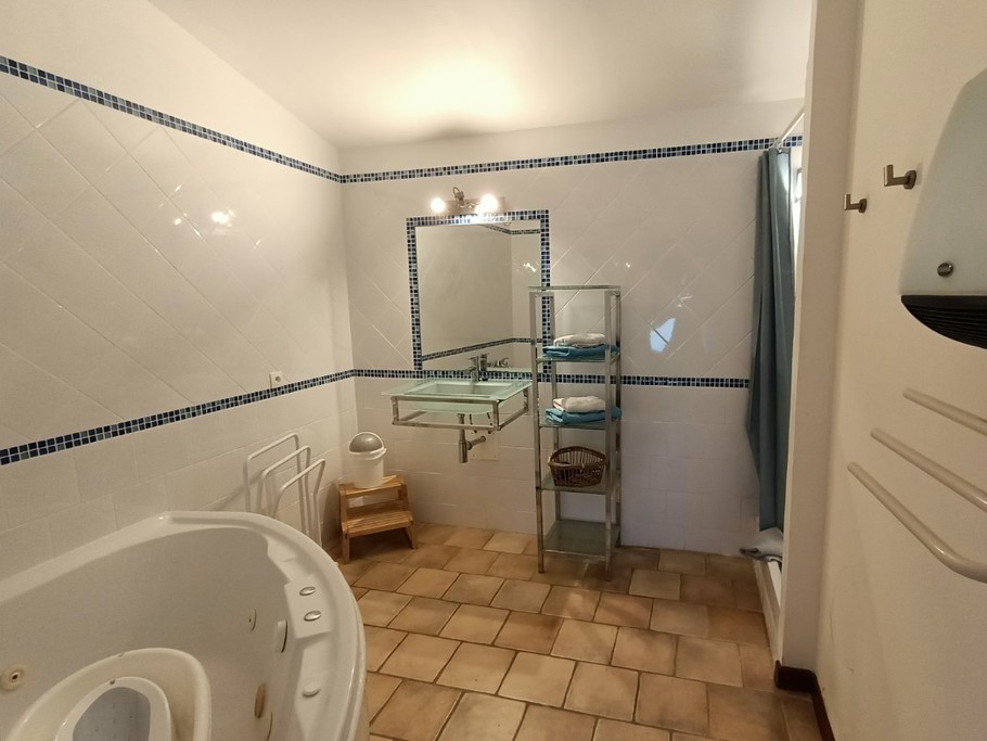 La salle de bain de la chambre parentale