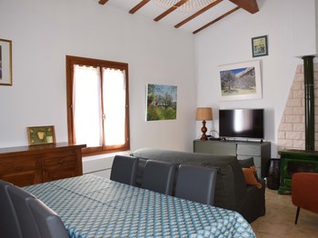 salle à manger avec coin salon et TV écran plat