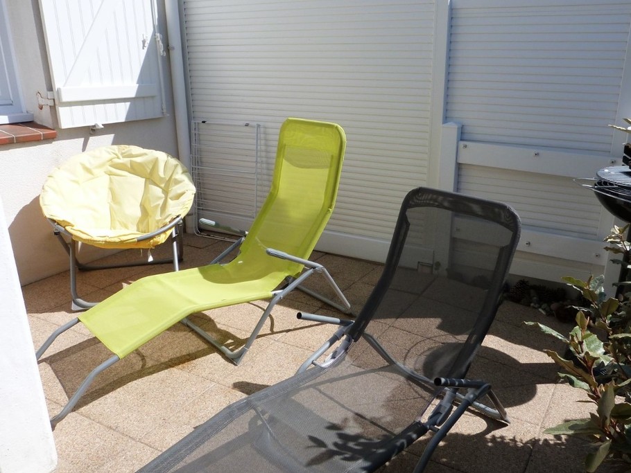 Terrasse avec bains de soleil