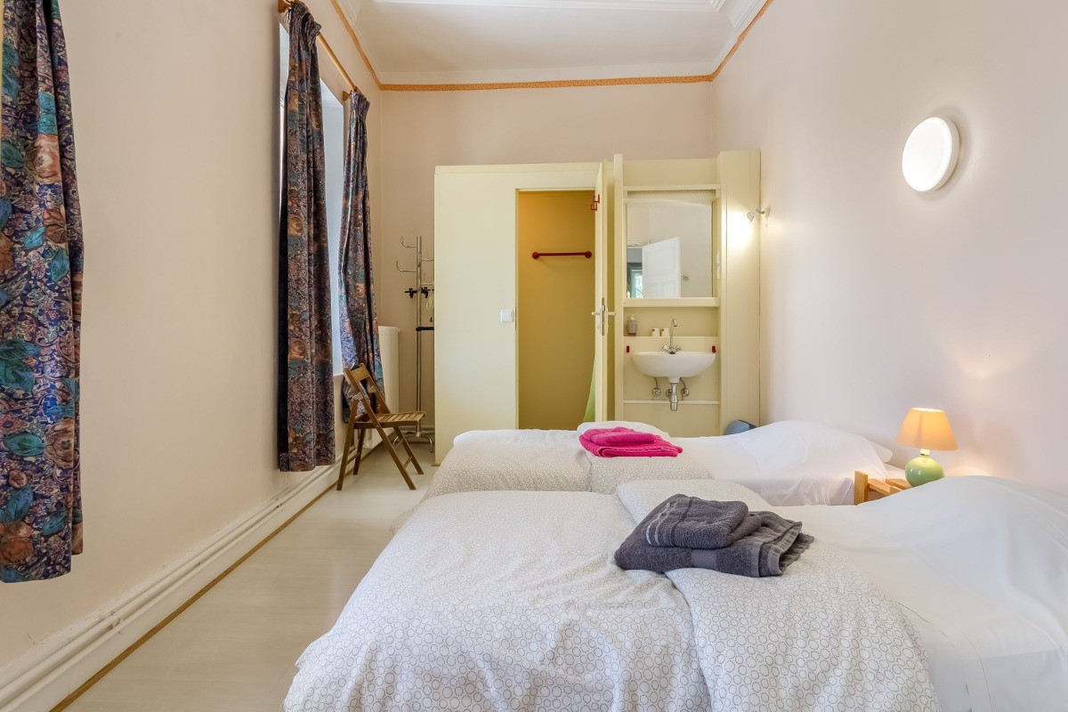 chambre N°1 2 lits simples avec douche et lavabo