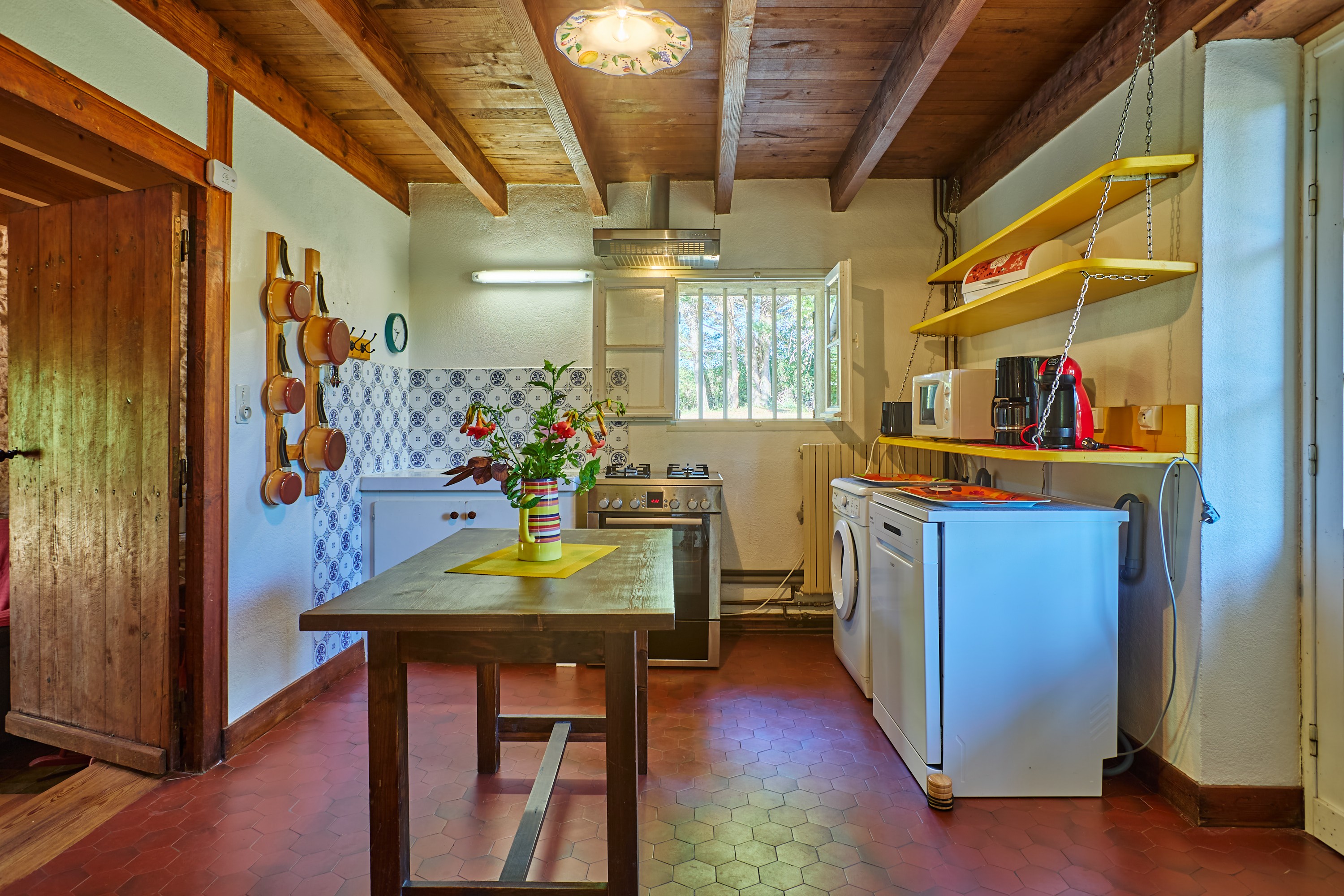 la cuisine ouvre à gauche sur le salo,