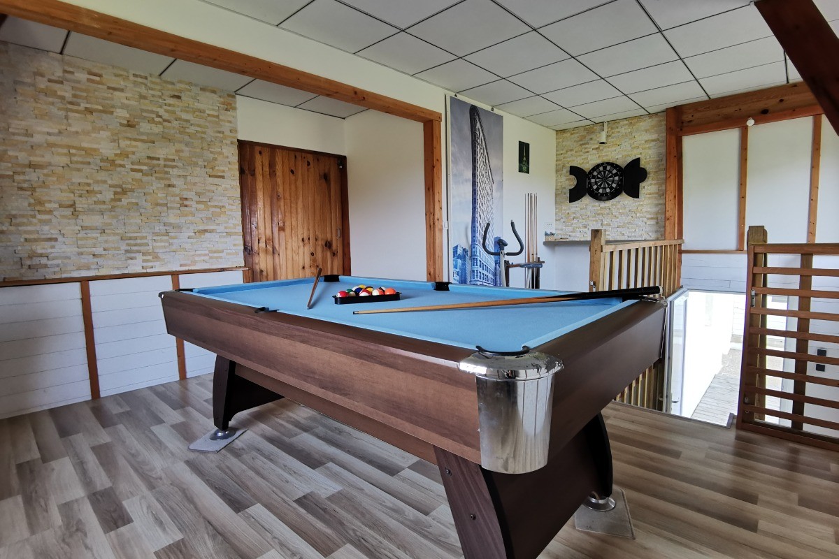 Etage: salle de billard au dessus du double garage