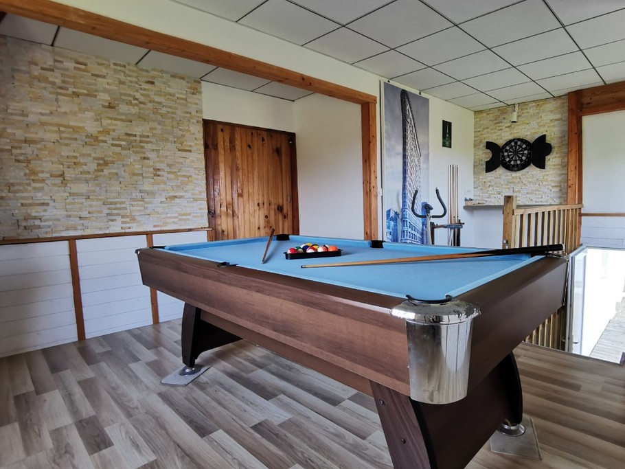 Etage: salle de billard au dessus du double garage