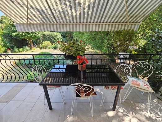 Le balcon pour prendre son petit déjeuner selon la météo avec la vue sur le jardin