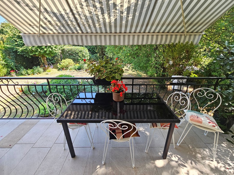 Le balcon pour prendre son petit déjeuner selon la météo avec la vue sur le jardin