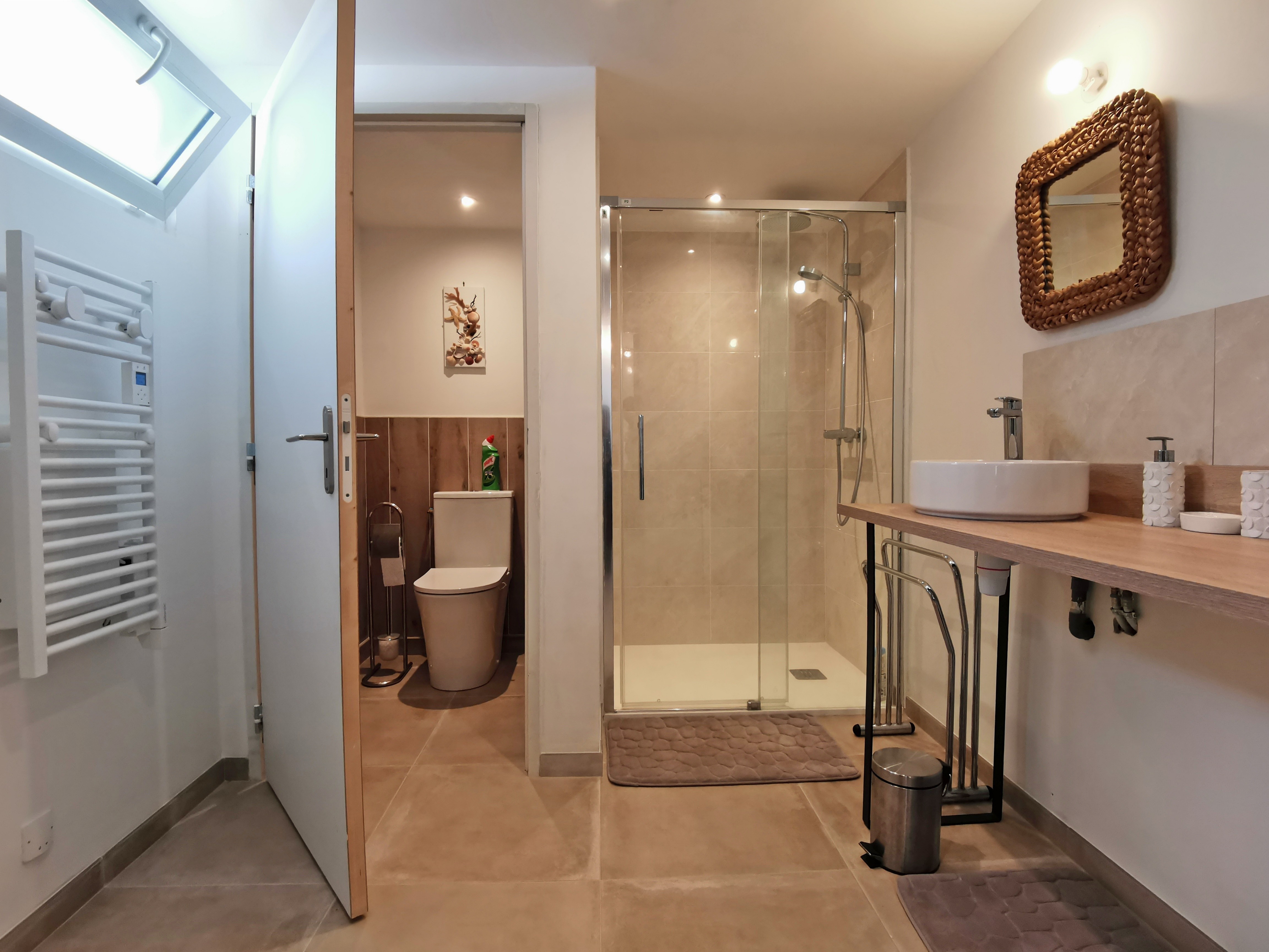 RDC: Salle d'eau avec WC fermé