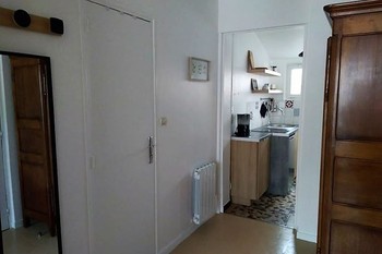 L'entrée: à droite: la cuisine et sa terrasse ;la porte blanche: sdb et derrière vous la pièce à vivre.