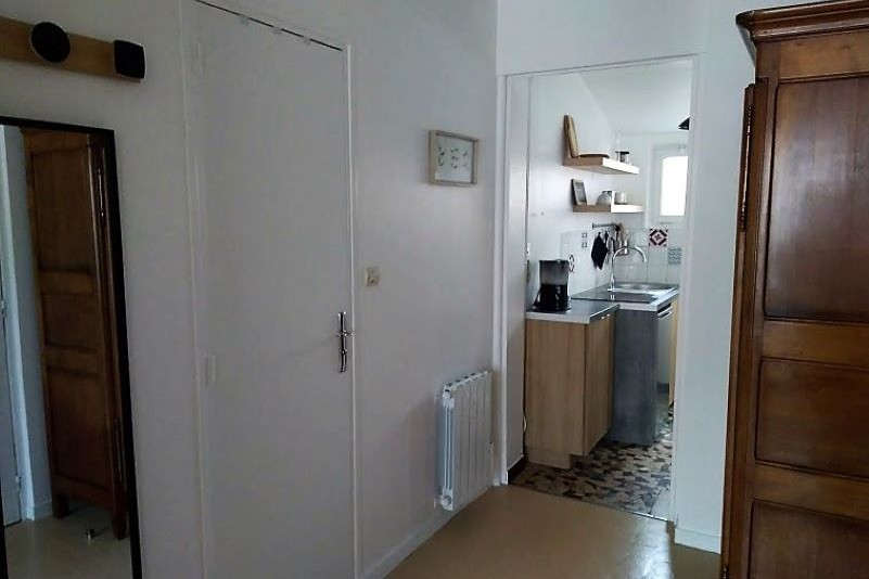The entrance: on the right: the kitchen and its terrace; the white door: bathroom and behind you the living room.