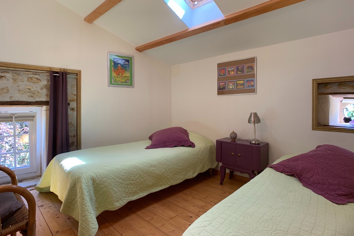 la chambre avec deux lits