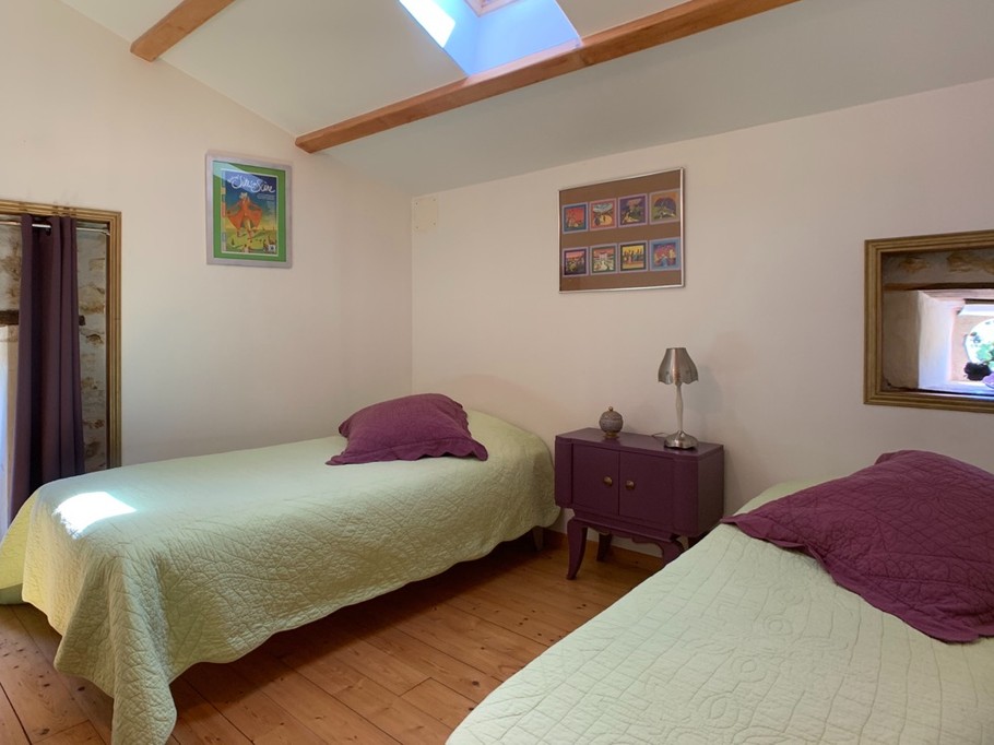 la chambre avec deux lits
