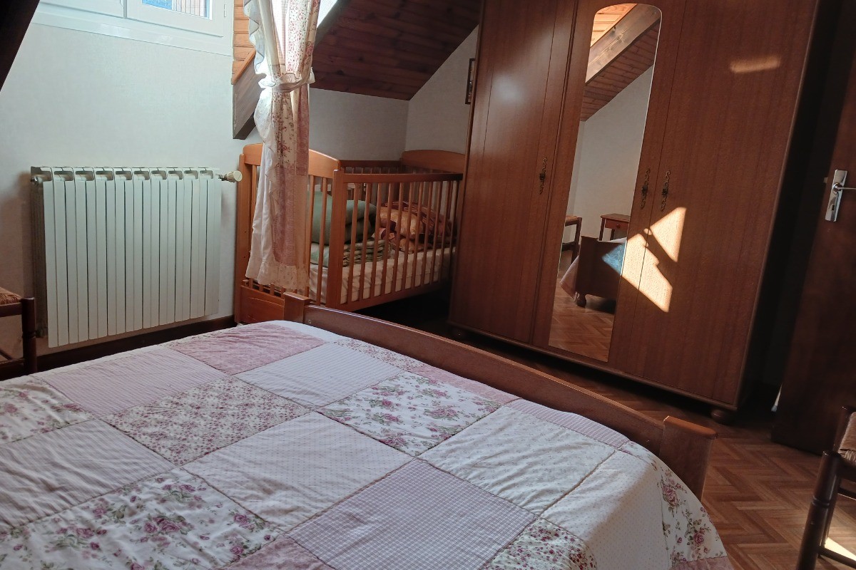 chambre lit 2 personnes + lit bébé + grande armoire