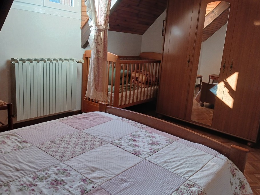 chambre lit 2 personnes + lit bébé + grande armoire