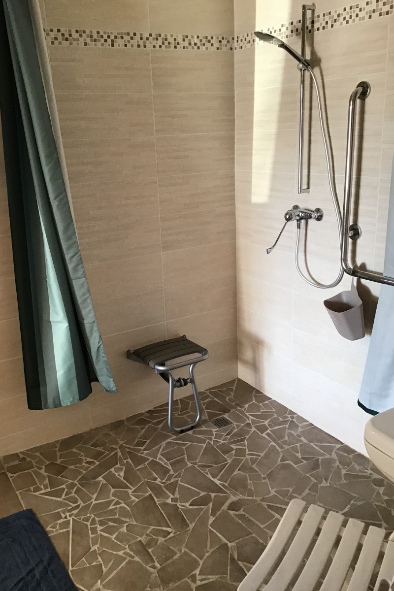 salle de bain chambre la collégiale accès PMR