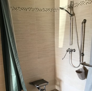 salle de bain chambre la collégiale accès PMR