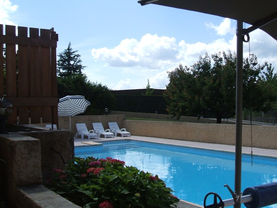 la piscine romantique le soir