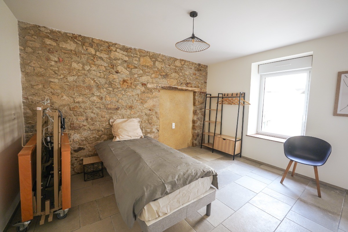 Chambre Lin avec 2 lits en 90 au rez de chaussé - modulables en 1 lit 180 - PMR (avec possibilité d'un lit médicalisé) Chambre 1  - PMR