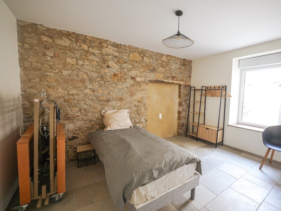 Chambre Lin avec 2 lits en 90 au rez de chaussé - modulables en 1 lit 180 - PMR (avec possibilité d'un lit médicalisé) Chambre 1 - PMR