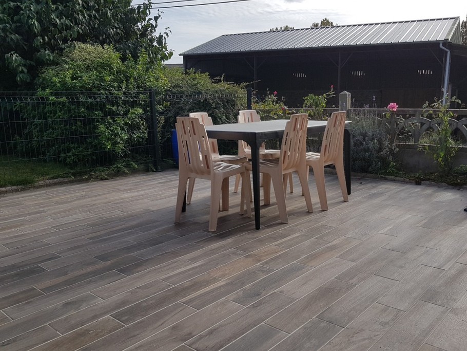 Grande terrasse carrelée. Agréable vue sur le jardin des propriétaires. Sans vis-à-vis et rue peu passante. Table et salon de jardin, barbecue à disposition.